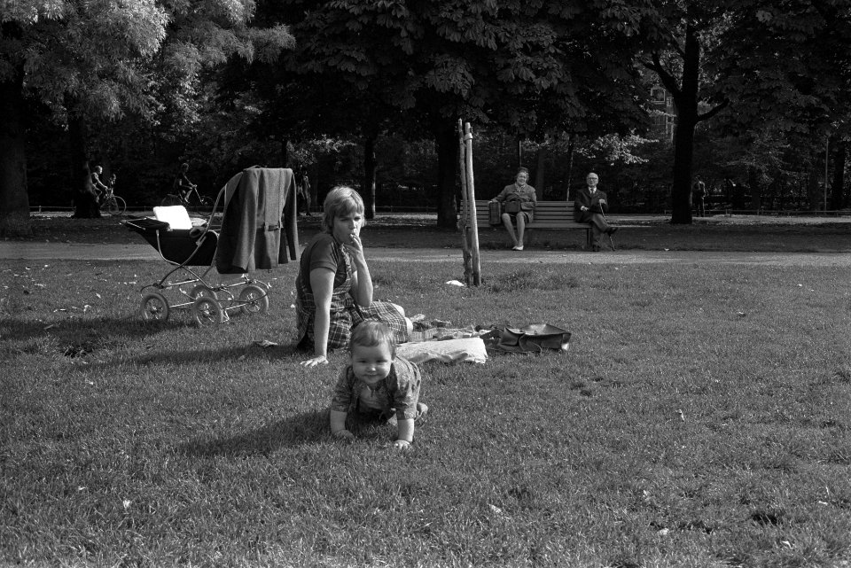 Kinderen en oude mensen in Vondelpark, Amsterdam in herfstzon, moeder met kind o, Bestanddeelnr 924-9987