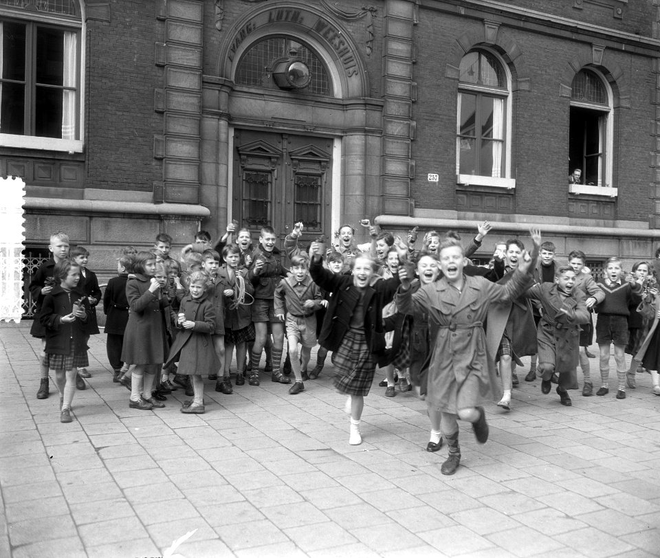 Kinderen stormen school uit, Bestanddeelnr 907-1544