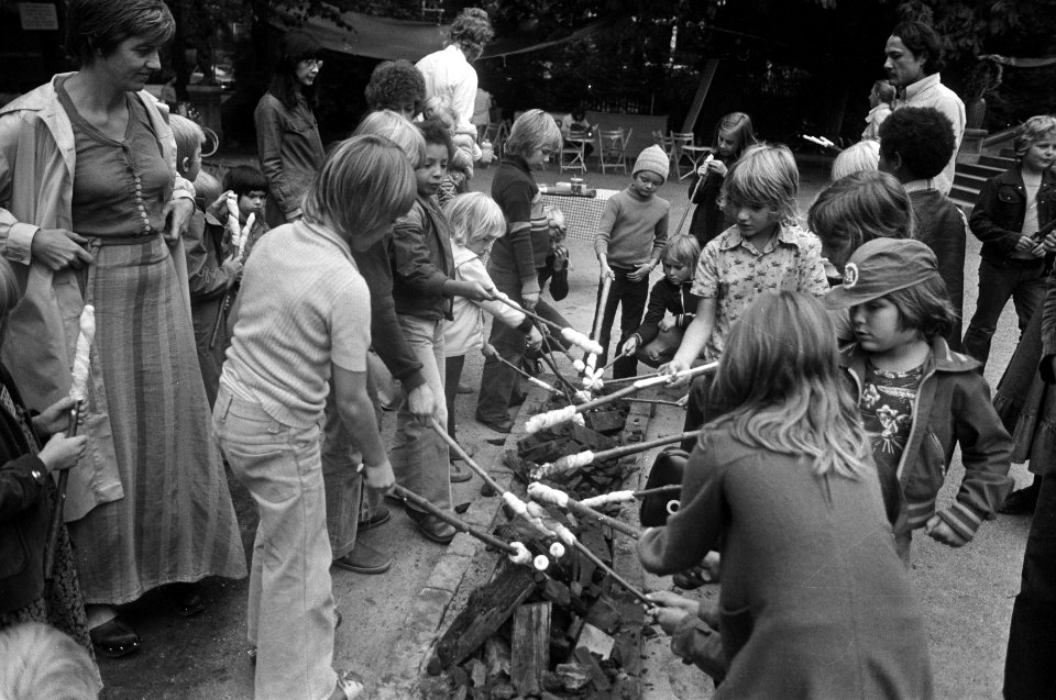 Kinderen bakken broodjes in Vondelpark ivm Amsterdam-700, Bestanddeelnr 928-1572