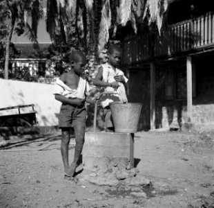 Kinderen bij waterput op Sint-Eustatius, Bestanddeelnr 252-8319