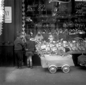 Kinderen in de Jordaan amuseren zich in Paasvakantie, Bestanddeelnr 908-5114