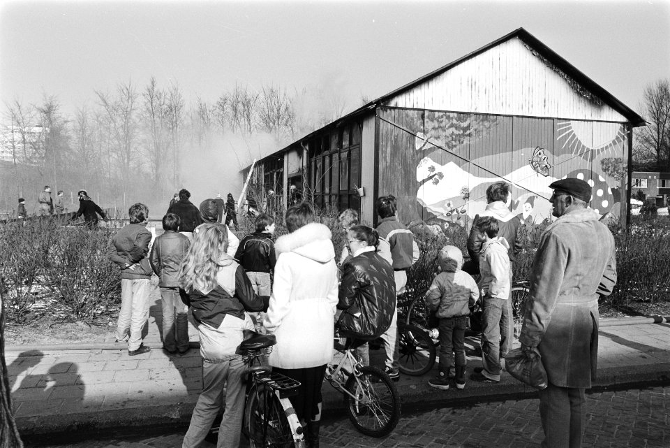Kinderen in Amsterdam kijken naar hun brandende school, Bestanddeelnr 932-5001