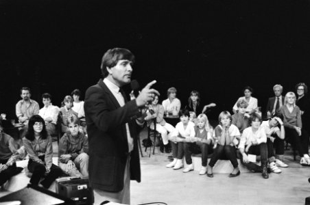 Kinderen en Dallas, Avro ( Ruud ter Weyden ) spreekt met kinderen over tv-seri, Bestanddeelnr 932-3063