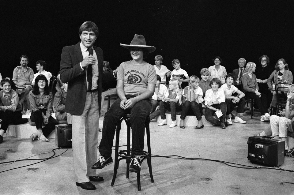 Kinderen en Dallas, Avro (Ruud ter Weyden ) spreekt met kinderen over tv-serie, Bestanddeelnr 932-3062