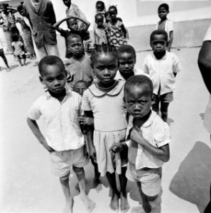 Kinderen in een Angolees vluchtelingenkamp ten noorden van Kinshasa, Bestanddeelnr 926-7743