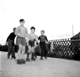 Kinderen aan het rolschaatsen op de rolschaatsbaan bij het schippersinternaat, Bestanddeelnr 254-1734