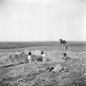 Kinderen van moederkibboets Yavne leggen loopgraven aan rondom een nieuw gebouwd, Bestanddeelnr 255-0721