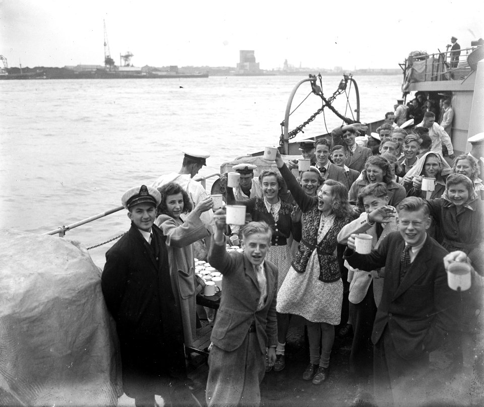 Kinderen bezoeken H. Ms. Van Kinsbergen te Rotterdam, Bestanddeelnr 902-8353