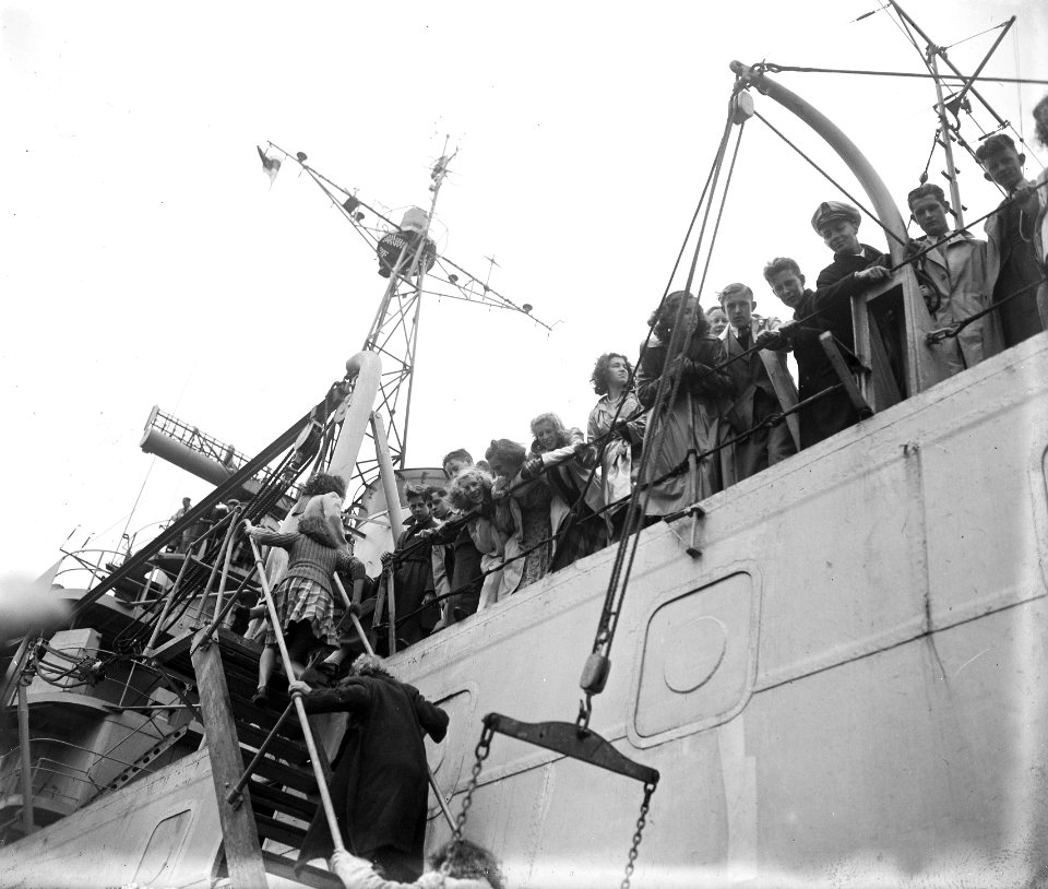 Kinderen bezoeken H. Ms. Van Kinsbergen te Rotterdam, Bestanddeelnr 902-8347