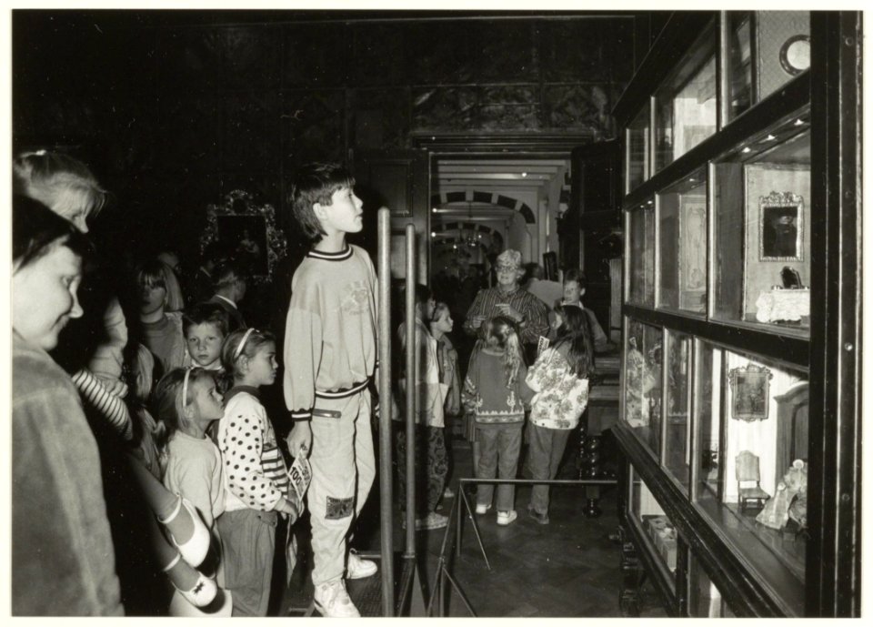 Kinderen bekijken het poppenhuis in het Frans Halsmuseum. NL-HlmNHA 54031794