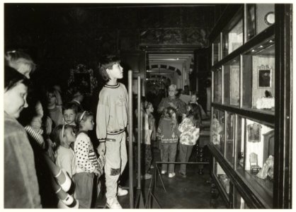 Kinderen bekijken het poppenhuis in het Frans Halsmuseum. NL-HlmNHA 54031794