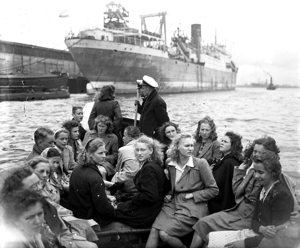 Kinderen bezoeken H. Ms. Van Kinsbergen te Rotterdam, Bestanddeelnr 902-8352