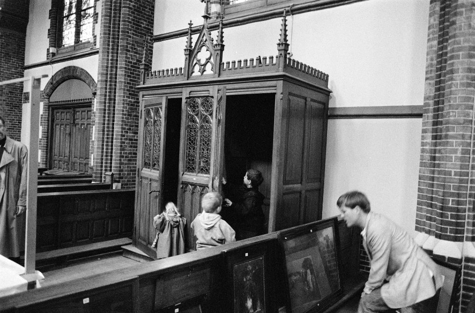 Kinderen bekijken een biechtstoel, Bestanddeelnr 934-4316