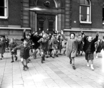 Kinderen stormen school uit, Bestanddeelnr 907-1543