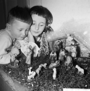 Kinderen bij de kerstboom Jongetje en meisje bij kerststalletje, Bestanddeelnr 913-3036