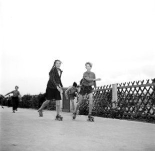 Kinderen aan het rolschaatsen op de rolschaatsbaan bij het schippersinternaat, Bestanddeelnr 254-1735
