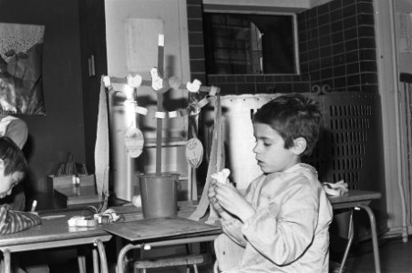 Kinderen van Montessori-kleuterschool De Blauwe Distel Amsterdam bezig met versi, Bestanddeelnr 932-0770