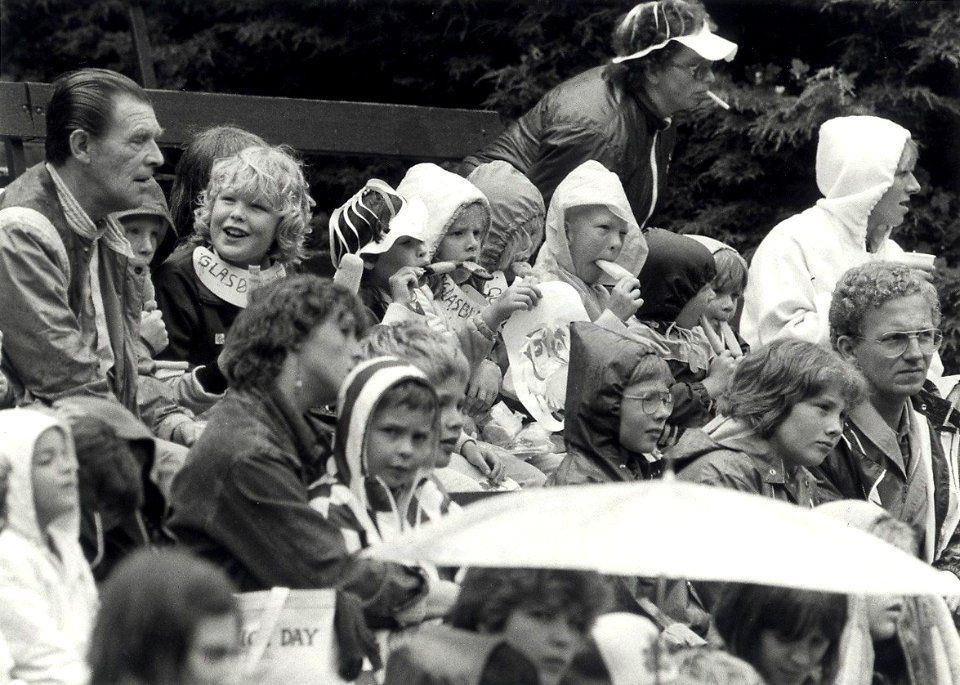 Kinderen genieten ondanks de regen van Horlepiep. Geschonken in 1986 door United Photos de Boer bv. Identificatienummer 54-015745, NL-HlmNHA 54015745