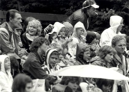Kinderen genieten ondanks de regen van Horlepiep. Geschonken in 1986 door United Photos de Boer bv. Identificatienummer 54-015745, NL-HlmNHA 54015745