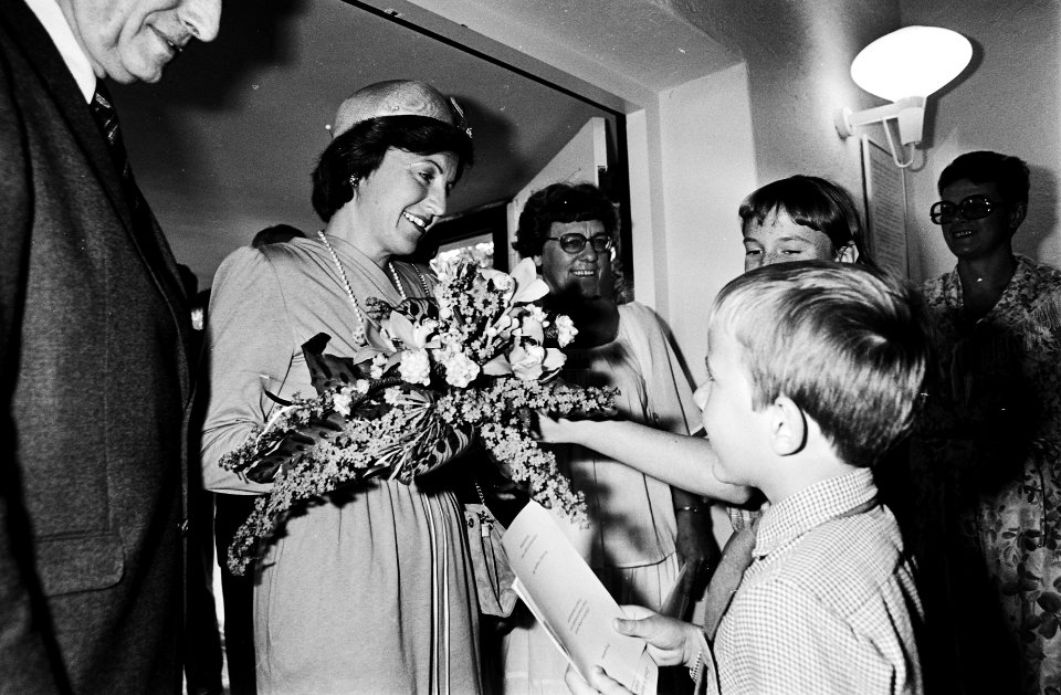 Kinderen bieden Prinses Margriet bloemen aan, Bestanddeelnr 930-9610