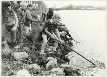 Kinderen die een grote schoonmaakactie houden in Zijkanaal C, NL-HlmNHA 54013897