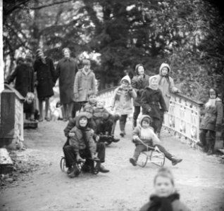 Kinderen bij het sleetje rijden (op het ijzel) in het Amsterdamse Vondelpark, Bestanddeelnr 918-4694
