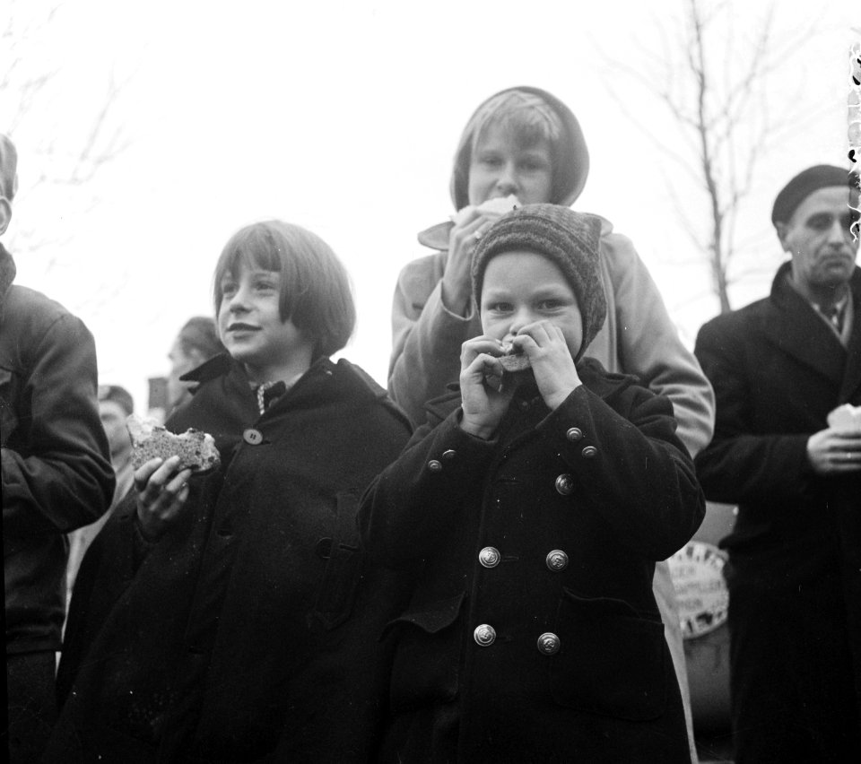 Kinderen die juist uit Tholen per vlot zijn binnengebracht nabij Halsteren, krij, Bestanddeelnr 905-5209