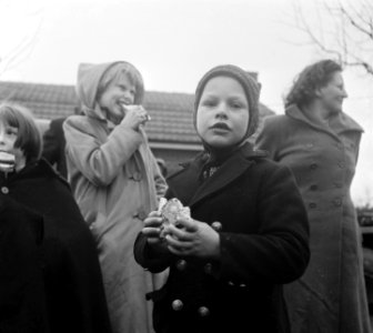 Kinderen die juist uit Tholen per vlot zijn binnengebracht nabij Halsteren, krij, Bestanddeelnr 905-5210