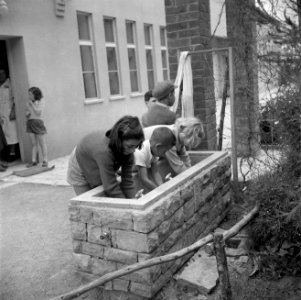 Kinderen van het kinderdorp Oniem wassen hun handen voor de maaltijd, Bestanddeelnr 255-0535
