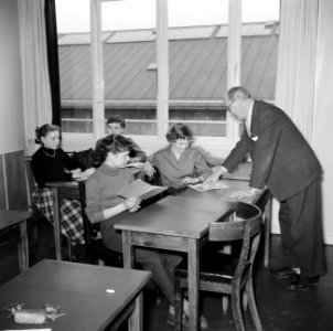 Kinderen krijgen onderwijs in de school van het koninklijk Deens ballet, Bestanddeelnr 252-9217
