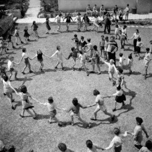 Kinderen van het kinderdorp Oniem dansen (vermoedelijk) de hora, Bestanddeelnr 255-0550