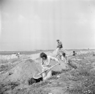 Kinderen van moederkibboets Yavne leggen loopgraven aan rondom een nieuw gebouwd, Bestanddeelnr 255-0720