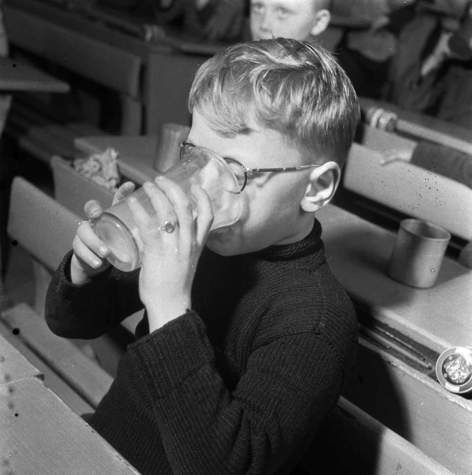 Kinderen krijgen melk op school, Bestanddeelnr 901-4811