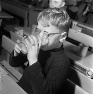 Kinderen krijgen melk op school, Bestanddeelnr 901-4811