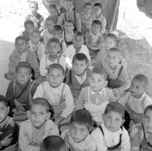 Kinderen buiten voor hun school in het vluchtelingen kamp Hussein nabij Amman, Bestanddeelnr 255-5763