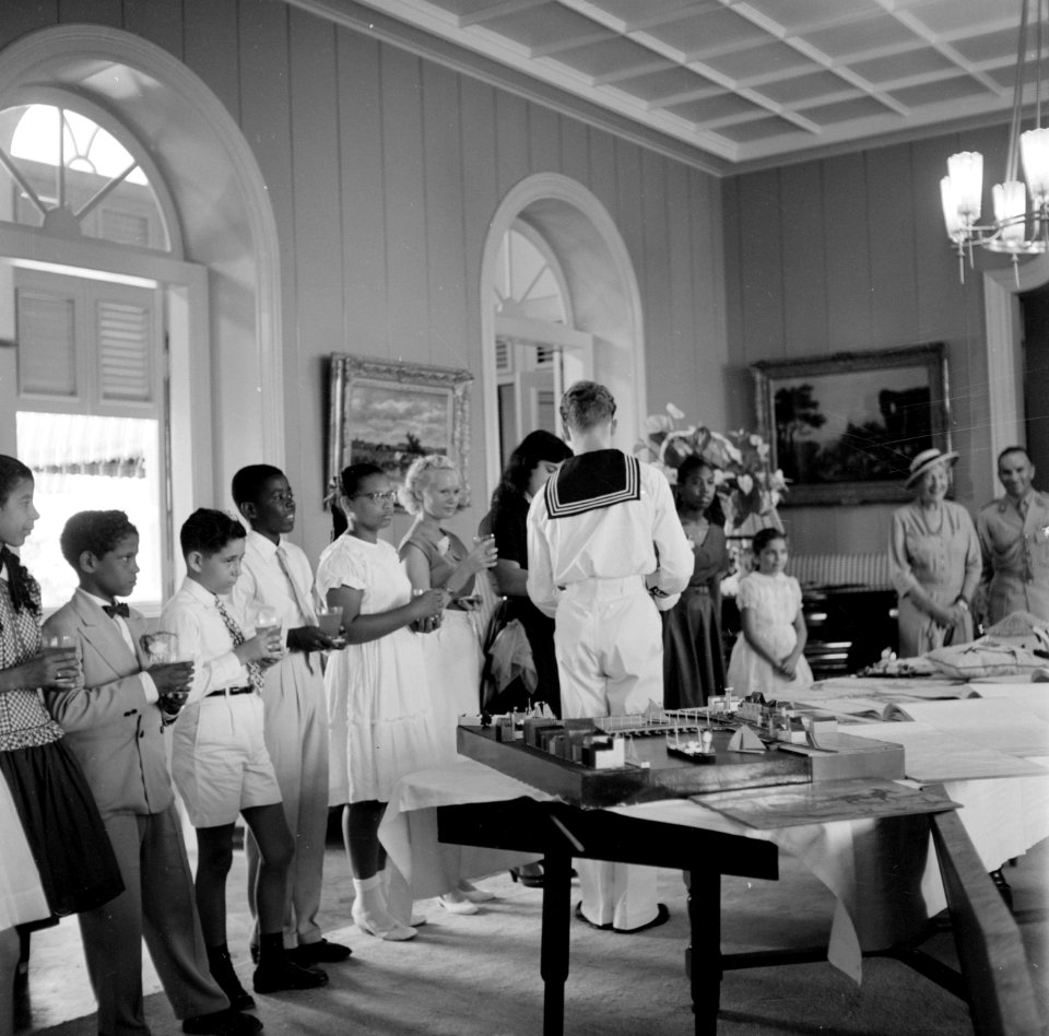 Kinderen krijgen limonade terwijl de koningin hun geschenken bewondert, Bestanddeelnr 252-3782