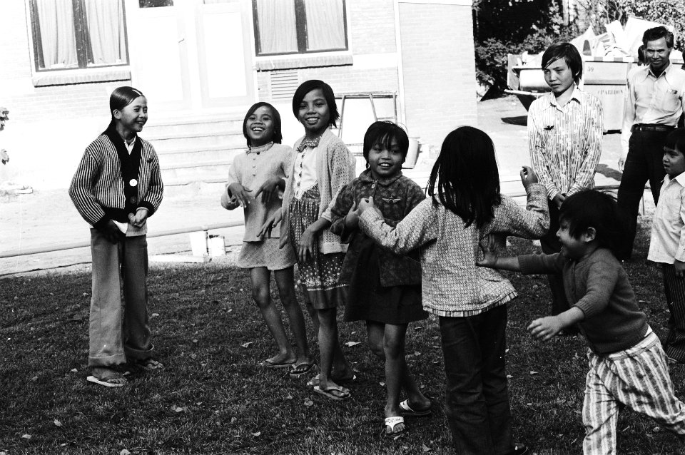 Kinderen buiten spelend, Bestanddeelnr 930-5091