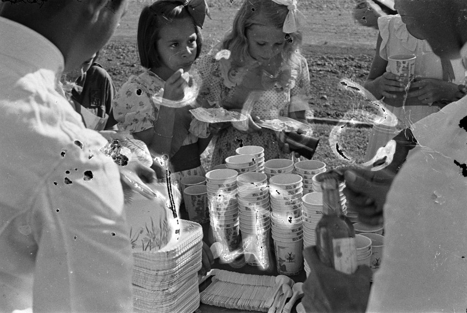 Kinderen krijgen limonade in de tuin van het paleis, Bestanddeelnr 151-4-6