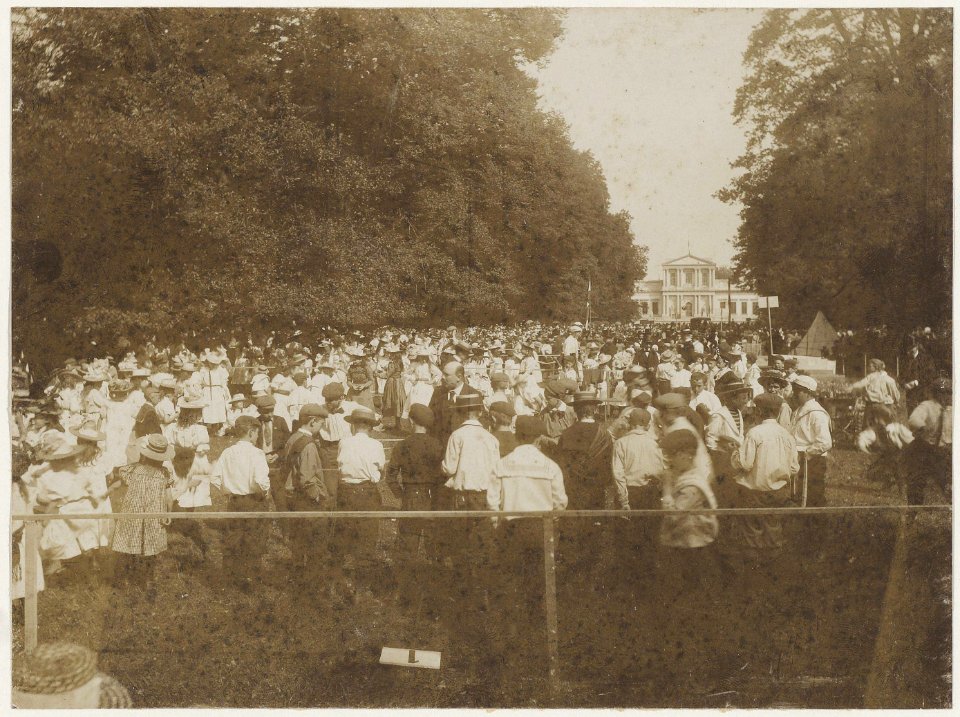 Kinderfeest in de Haarlemmerhout voor het paviljoen Welgelegen op Koninginnedag in 1900, Inventarisnummer NL-HlmNHA 26670
