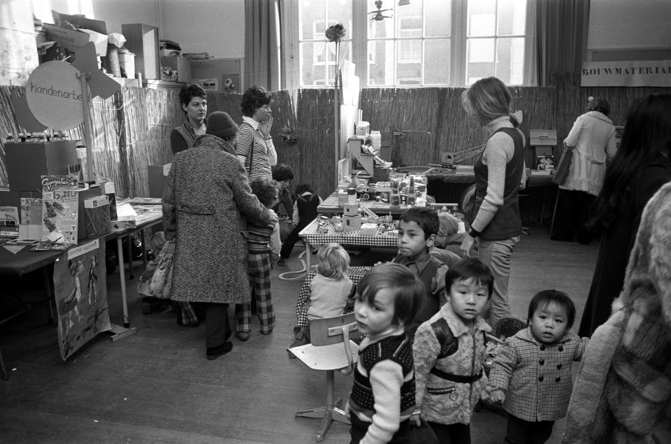 Kinderen en bezoekers lopen langs uitgestald speelgoed, Bestanddeelnr 926-8379