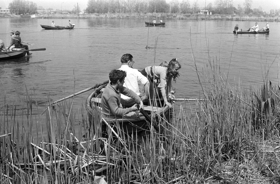 Kinderen halen met bootjes vuil uit de Vecht, Bestanddeelnr 924-5309