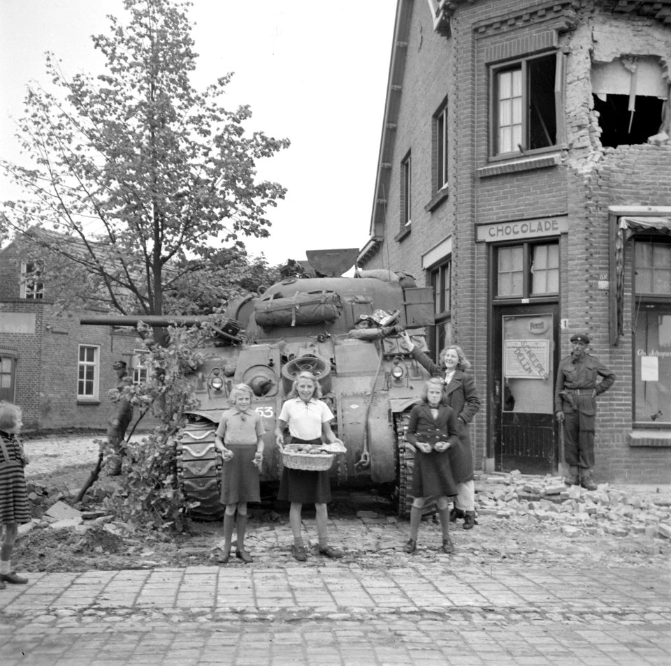 Kinderen brengen soldaten van de Irish Guards appels, Bestanddeelnr 255-9038