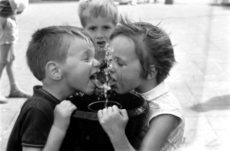 Kinderen drinken aan een fonteintje, Bestanddeelnr 922-5875 photo