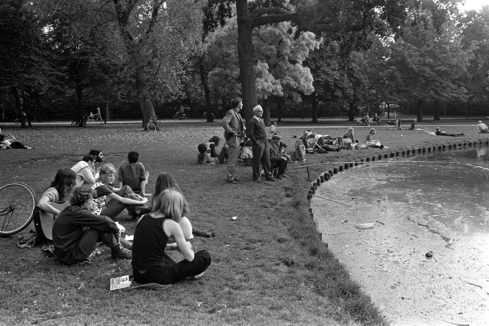Kinderen en oude mensen in Vondelpark, Amsterdam in herfstzon, Bestanddeelnr 924-9992