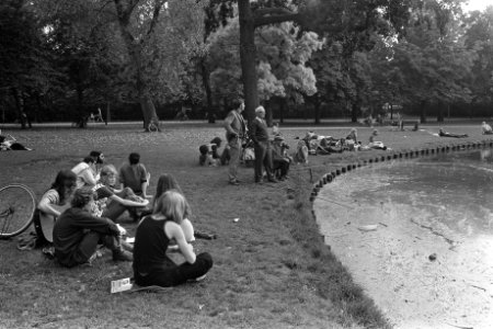 Kinderen en oude mensen in Vondelpark, Amsterdam in herfstzon, Bestanddeelnr 924-9992