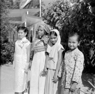 Kinderen afkomstig uitverschillende bevolkingsgroepen (v.l.n.r. Chinees, Creools, Bestanddeelnr 252-4662