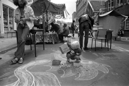 Kinderen aan het straattekenen in Amsterdam, Bestanddeelnr 925-6726