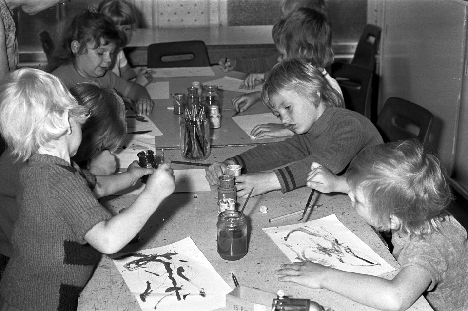 Kinderen aan het tekenen en schilderen in buurtcentrum De Tichelhaven in Amsterd, Bestanddeelnr 925-7142
