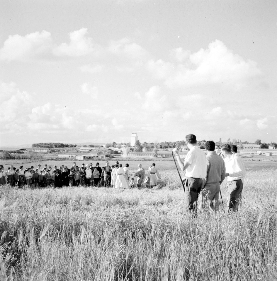 Kibbutz Gal 'ed. Bewoners van de kibboets hebben zich verzameld voor de 1ste sne, Bestanddeelnr 255-2822