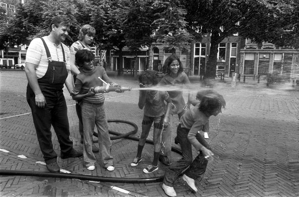 Kinderen, spelen, zomer, pleinen, Bestanddeelnr 928-0363